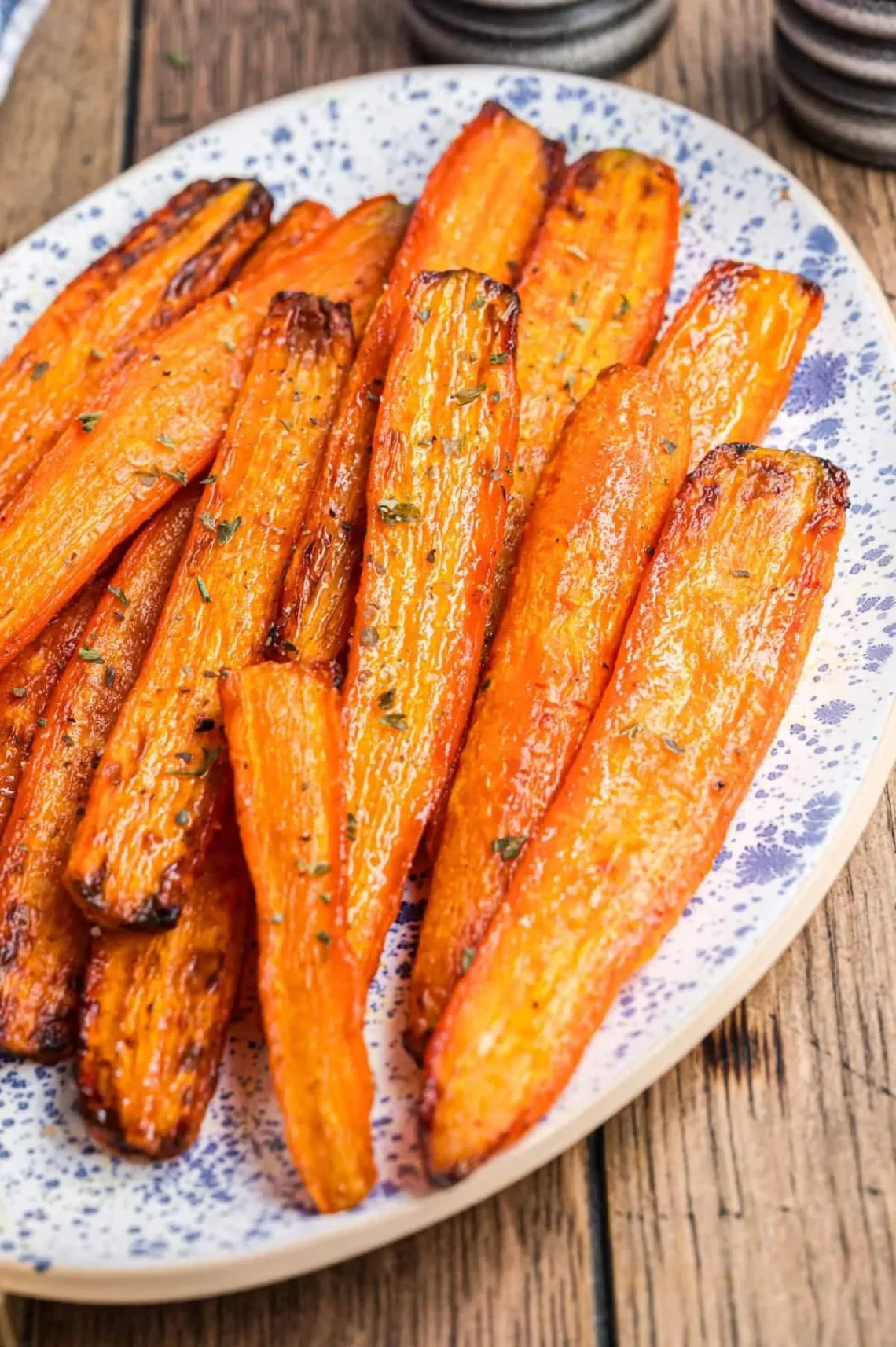 Aromatische und gebräunte geröstete Karotten aus dem Airfryer auf einem Teller