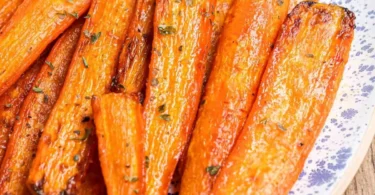 Aromatische und gebräunte geröstete Karotten aus dem Airfryer auf einem Teller