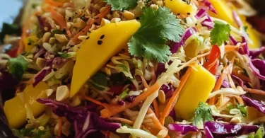 Asiatischer Spitzkohl-Mango-Salat mit frischen Zutaten und einer würzigen Sauce