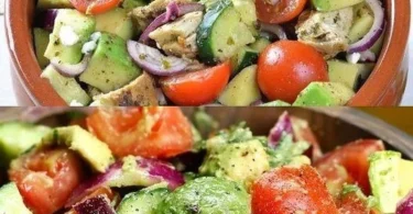 Frischer Avocado Tomatensalat mit Zutaten in einer Schüssel angerichtet.