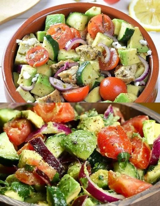 Frischer Avocado Tomatensalat mit Zutaten in einer Schüssel angerichtet.