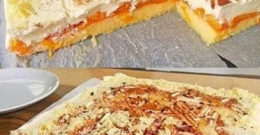 Biskuit Mandarinenkuchen vom Blech mit saftigen Mandarinen und Biskuitteig