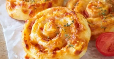 Vegetarische Blätterteigschnecken mit frischen Zutaten und Gewürzen