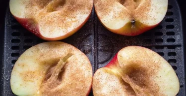 Bratapfel in der Heißluftfritteuse mit Zimt und Nüssen für einen gesunden Snack