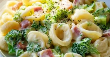 Brokkoli Schinken Pasta fertig angerichtet auf einem Teller