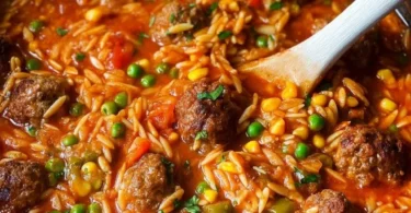 Bunte Orzo-Pfanne mit Hackbällchen und buntem Gemüse.