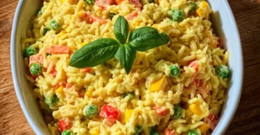 Bunter Reissalat mit Curry, frisch zubereitet und voll von Farben und Geschmack.