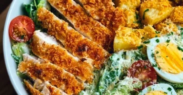 Gesunde Caesar-Hähnchen-Bowl mit knackigem Gemüse und Dressing
