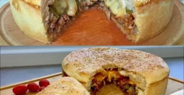 Leckerer Cheeseburger Kuchen auf einem Holzbrett präsentiert