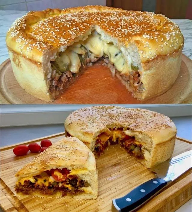 Leckerer Cheeseburger Kuchen auf einem Holzbrett präsentiert