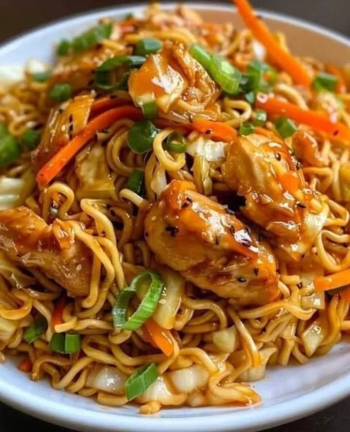 Chinesisch gebratene Nudeln mit Hühnerfleisch