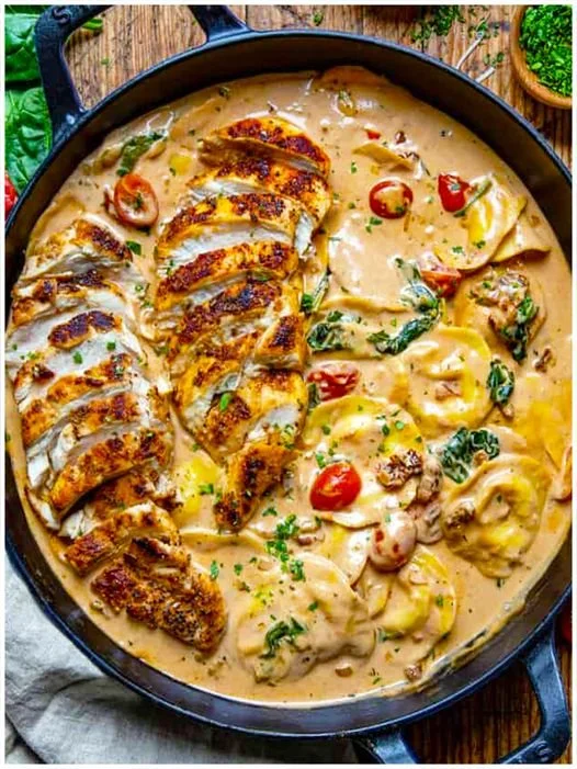 Cremige Tortellini in Hähnchen-Schmand