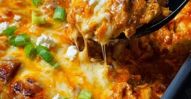 Cremiges Ofen-Gyros in Metaxa-Sauce frisch serviert