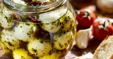 Eingelegter Mozzarella in Olivenöl mit Kräutern für aromatische Gerichte