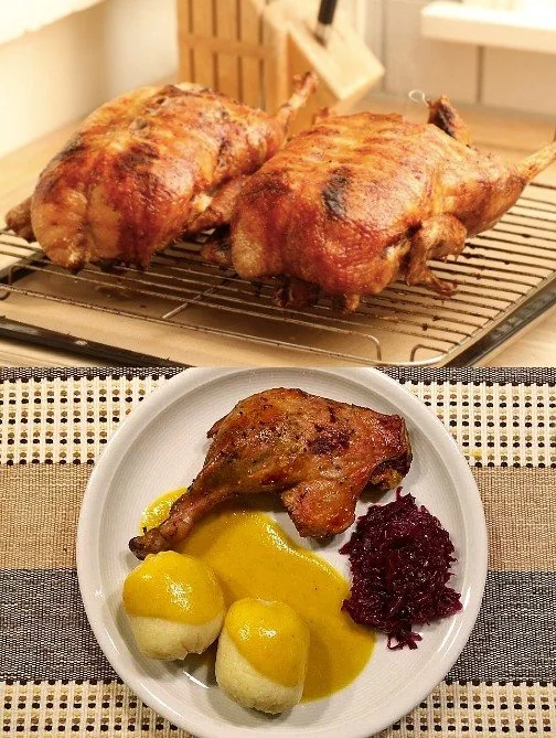 Gekochter Entenbraten mit Apfelrotkohl auf einem Teller serviert.