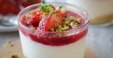 Cremig-fruchtiges Erdbeer-Dessert im Glas, lecker und einfach ohne Backen zubereitet.