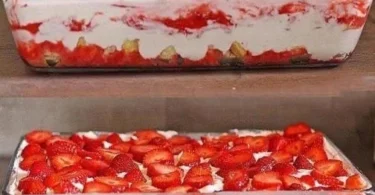 Leckeres Erdbeer Tiramisu mit frischen Erdbeeren und einer cremigen Schicht
