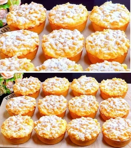 Leckere Crumble Muffins mit Quark auf einem Teller.