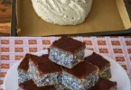 Ein wunderschöner, fantasievoller Kuchen auf einem dekorierten Tisch