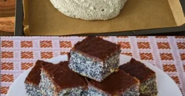 Ein wunderschöner, fantasievoller Kuchen auf einem dekorierten Tisch