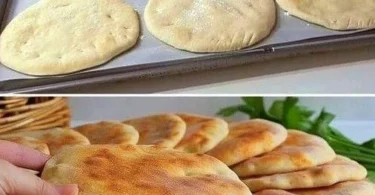Frisch gebackenes Fladenbrot auf einem Holzbrett
