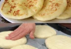 Frisches Fladenbrot auf einem Tisch, ideal zum Teilen und Genießen.