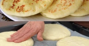 Frisches Fladenbrot auf einem Tisch, ideal zum Teilen und Genießen.