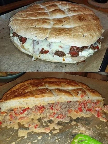 Fladenbrot mit Hackfleisch aus dem Backofen frisch serviert