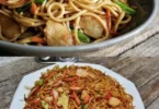 Geschmackvolle gebratene Nudeln mit Hähnchen, frischem Gemüse und Ei