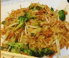 Fried noodles with chicken, vegetables, and egg
