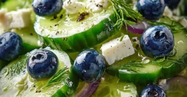 Frischer Gurken-Blaubeer-Salat mit frischen Zutaten und buntem Dressing