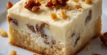 Leckerer Kuchen mit Pudding und Walnüssen auf einem Teller serviert