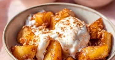 Gebackene Äpfel aus der Heißluftfritteuse auf einem Teller