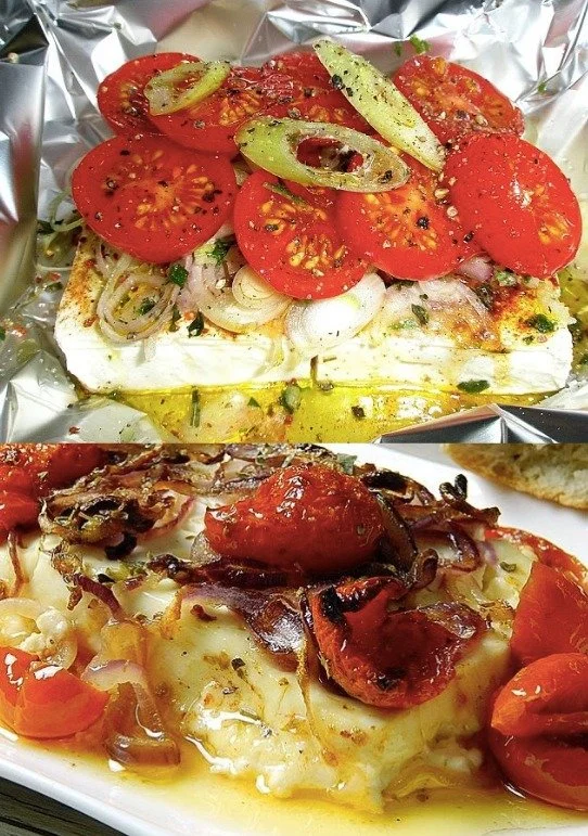 Gegrillter Feta mit Knoblauch und frischen Kräutern auf einem Teller