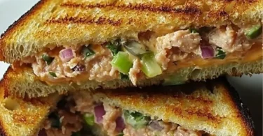 Gegrilltes Thunfisch-Käse-Sandwich auf einem Teller