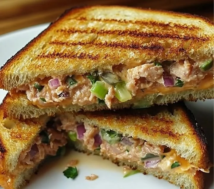 Gegrilltes Thunfisch-Käse-Sandwich auf einem Teller