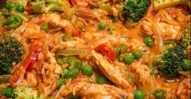 Buntes Gemüse und Hähnchen in einer Pfanne zubereitet