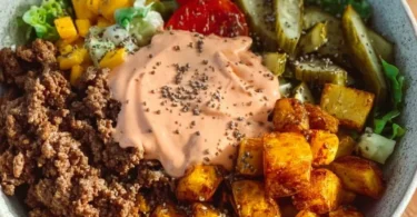 Leckere gesunde Burger Bowl mit frischen Zutaten