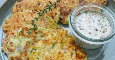 Gesunde Quarkpfannkuchen frisch aus der Pfanne serviert