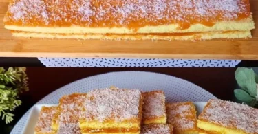 Großmutters Apfelkuchen vom Blech, frisch gebacken mit saftigen Äpfeln.