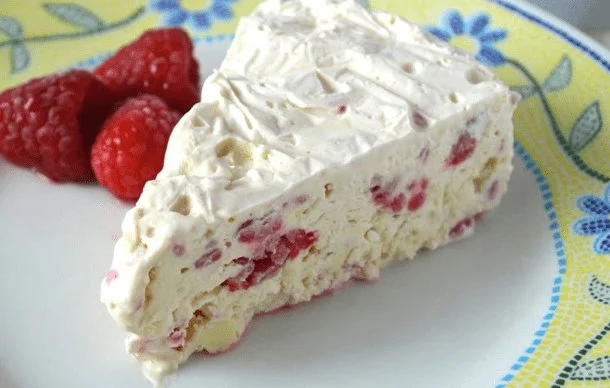 Himbeer-Eiscreme-Kuchen mit Frischkäse