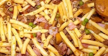 Hirtenmacaroni mit frischem Gemüse und Käse serviert in einer Schüssel.