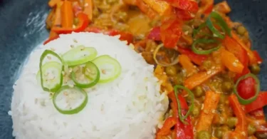 Indisches Gemüse-Curry mit frischem Gemüse und exotischen Gewürzen