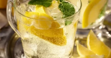 Kalte Ente Getränk mit Früchten und Sekt serviert in einem Glas.