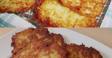 Leckere, goldbraun gebratene Kartoffelpuffer auf einem Teller
