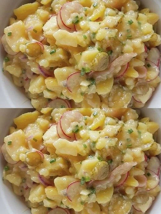 Leckerer Kartoffelsalat mit frischen Zutaten und dressing