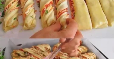 Käse-Schinken-Sticks aus Puffteig, frisch gebacken und goldbraun.