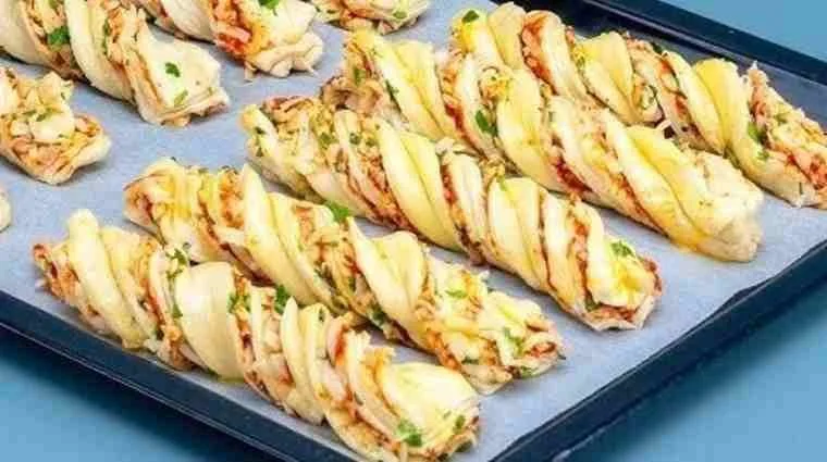 Käse- und Schinken-Puffteig-Sticks