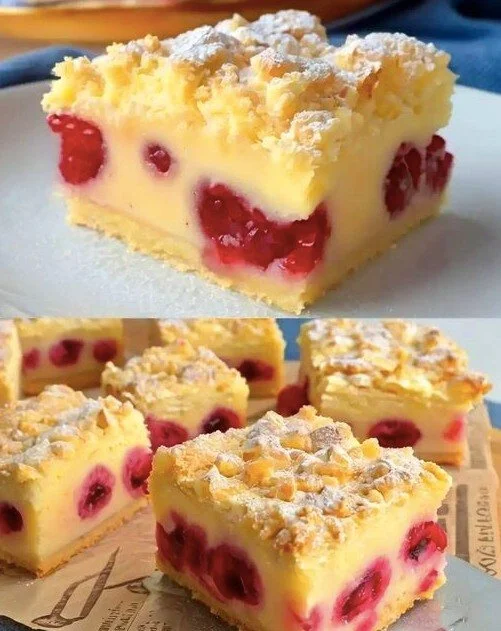 Kirschkuchen mit Streuseln und Vanillepudding auf einem Teller