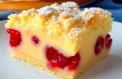 Kirschkuchen mit Streuseln und Vanillepudding